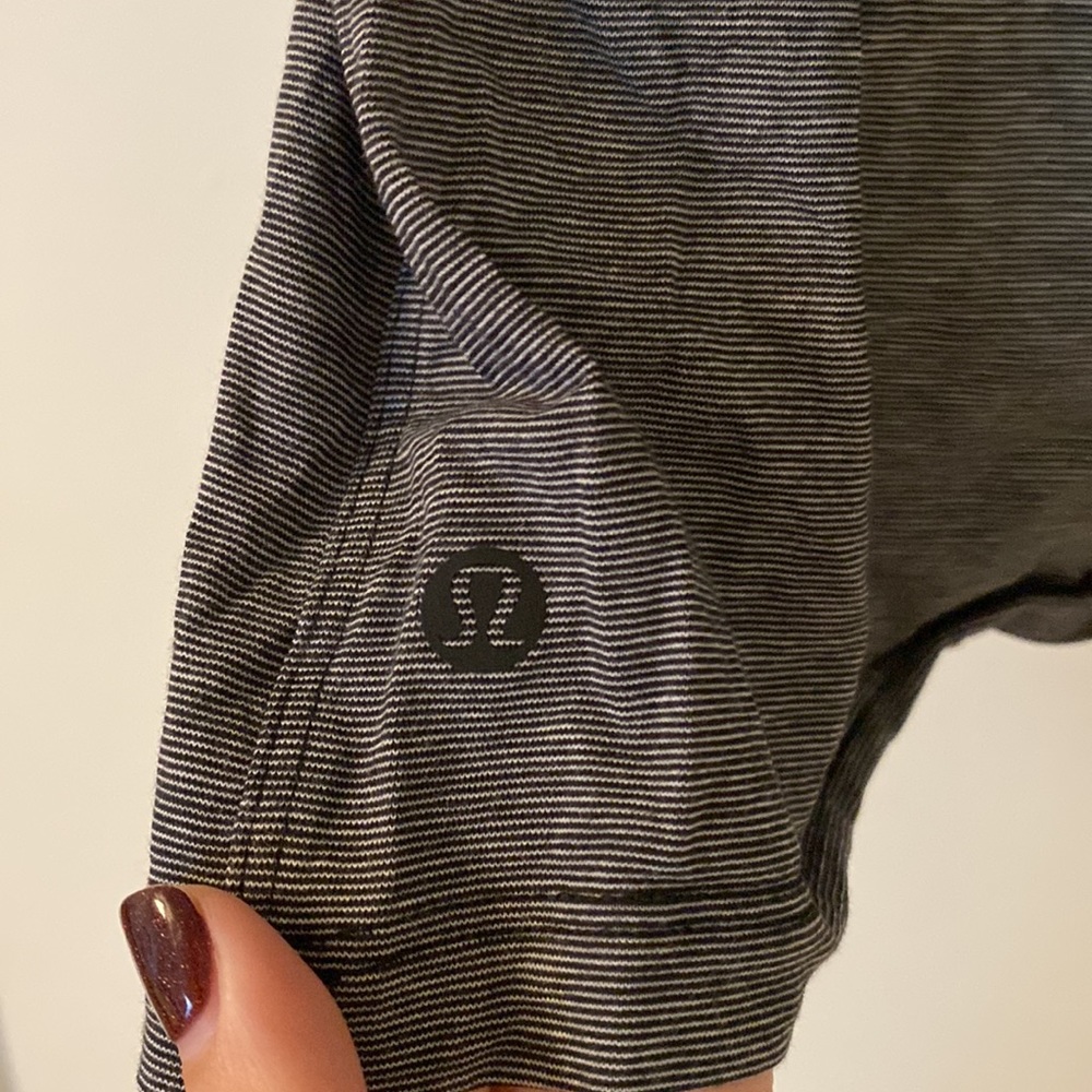 Lululemon tee - Picture 6 of 6